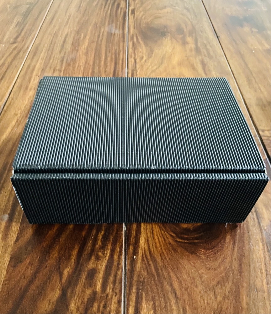 Kleiner Geschenkkarton in schwarz mit rotem Sizzle-Papier