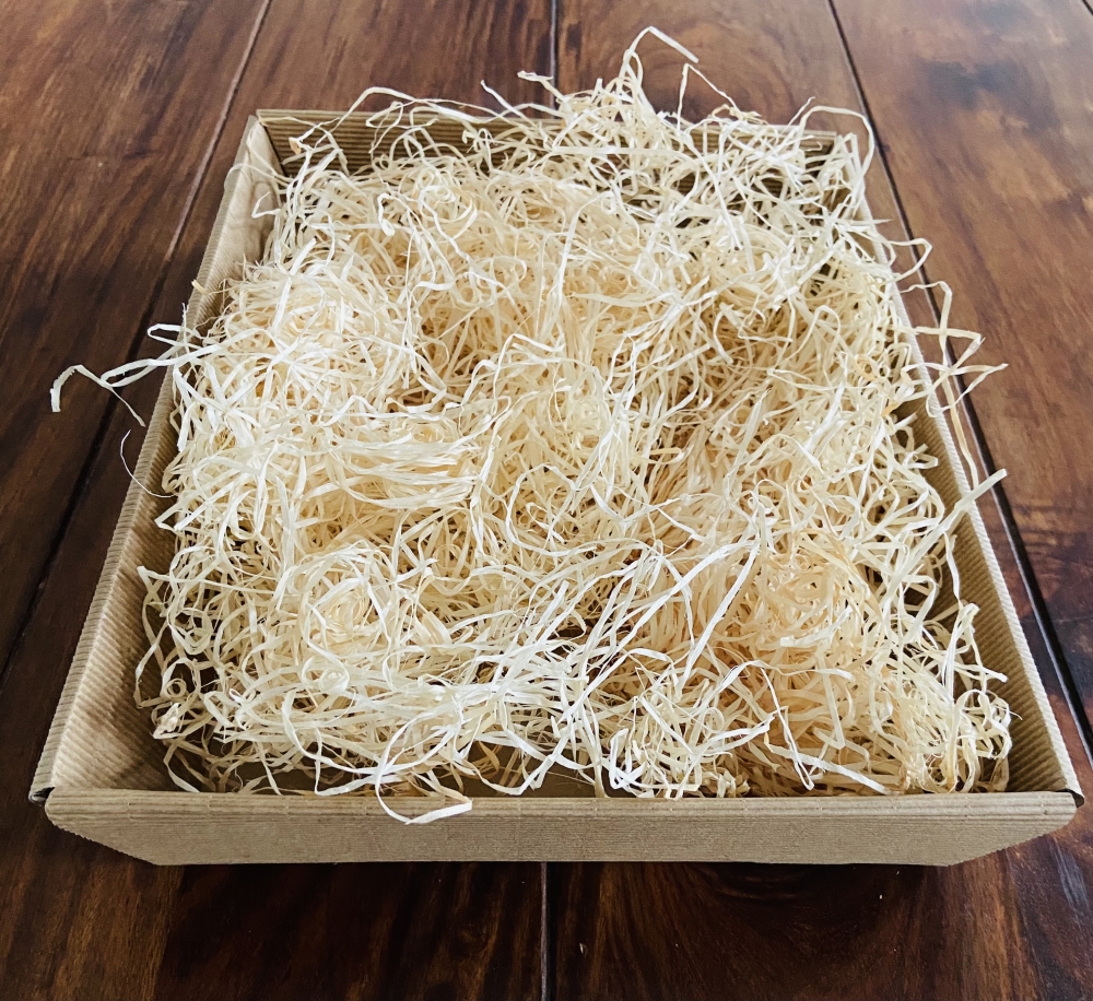 Geschenkschale Natur mit Holzwolle