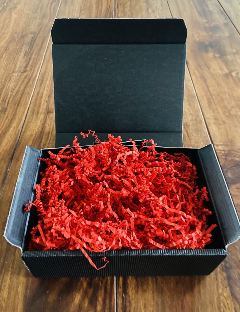 Kleiner Geschenkkarton in schwarz mit rotem Sizzle-Papier